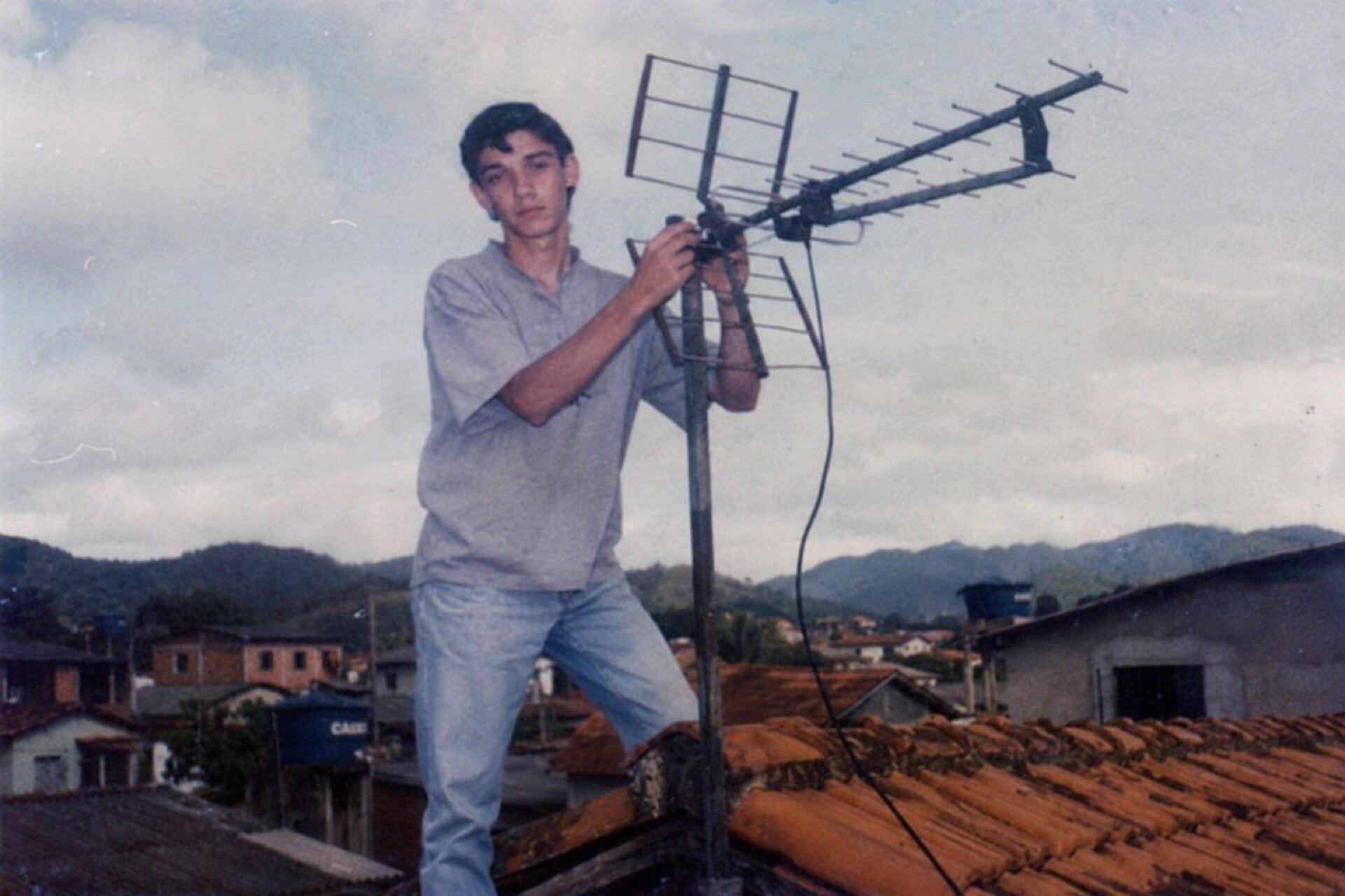 Marcos Paiva jovem instalando antena