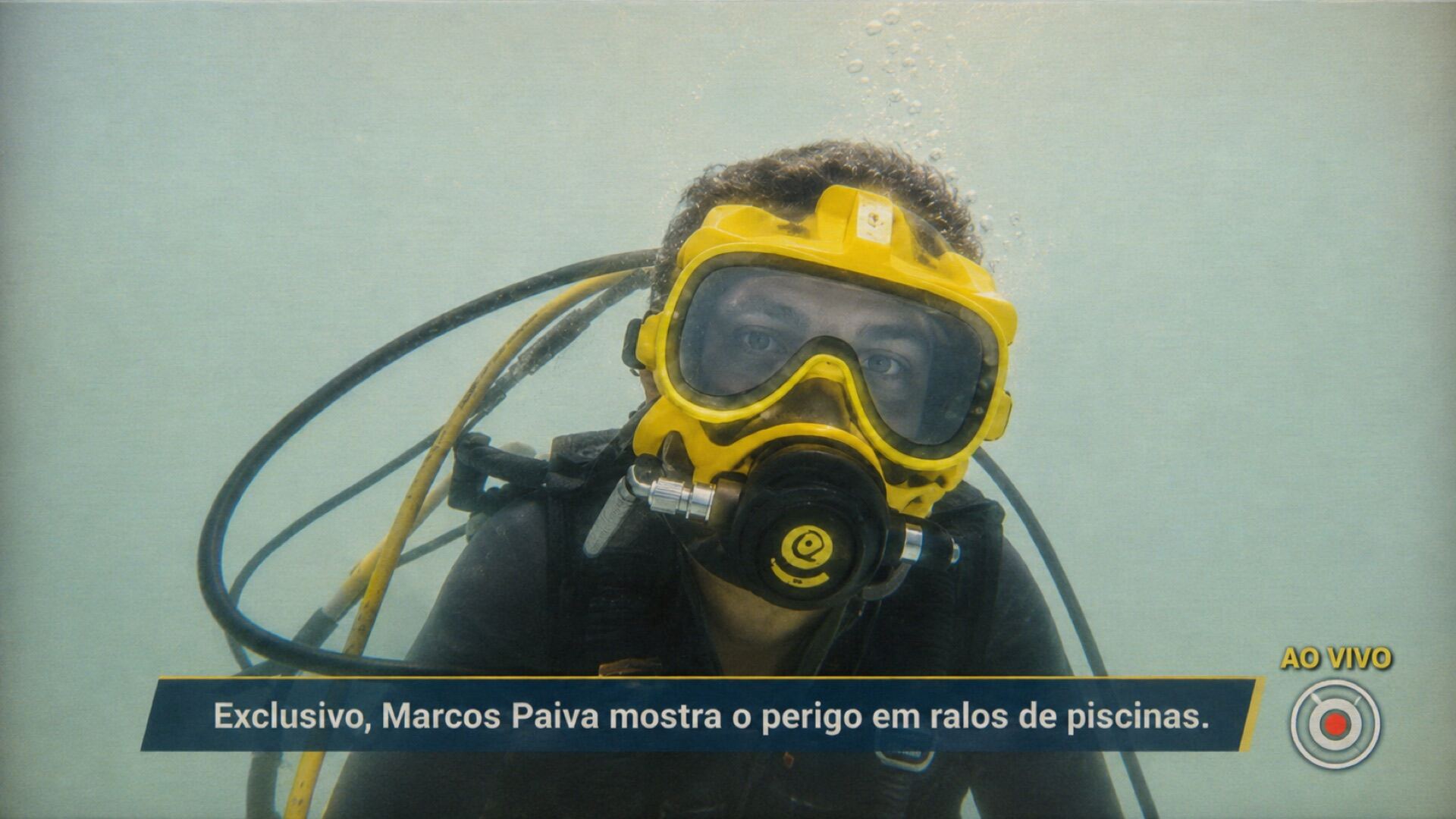 Marcos Paiva em reportagem embaixo d'água
